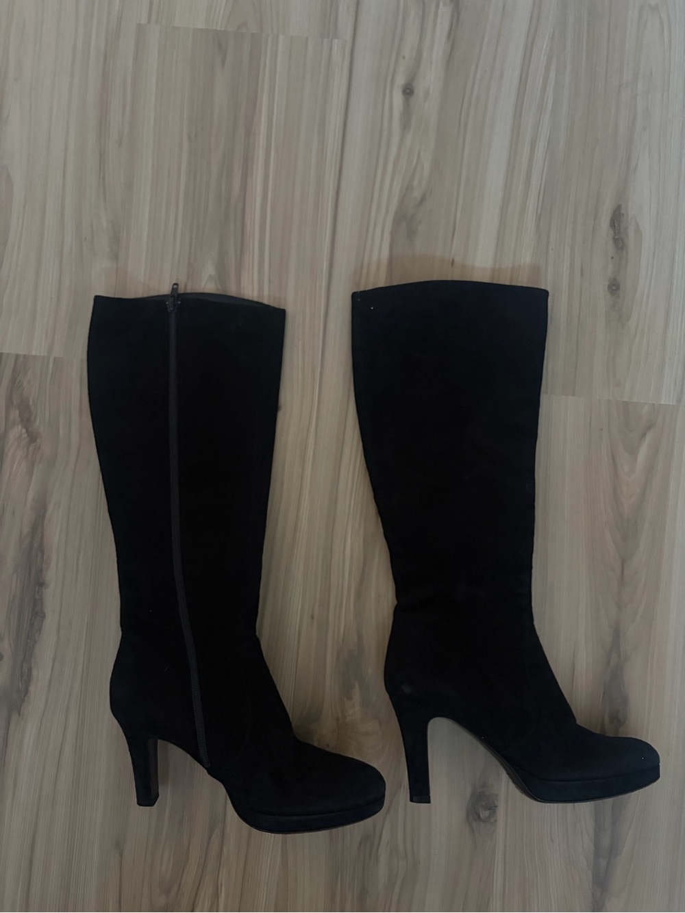 Women’s Black Knee-High Suede Heeled Boots